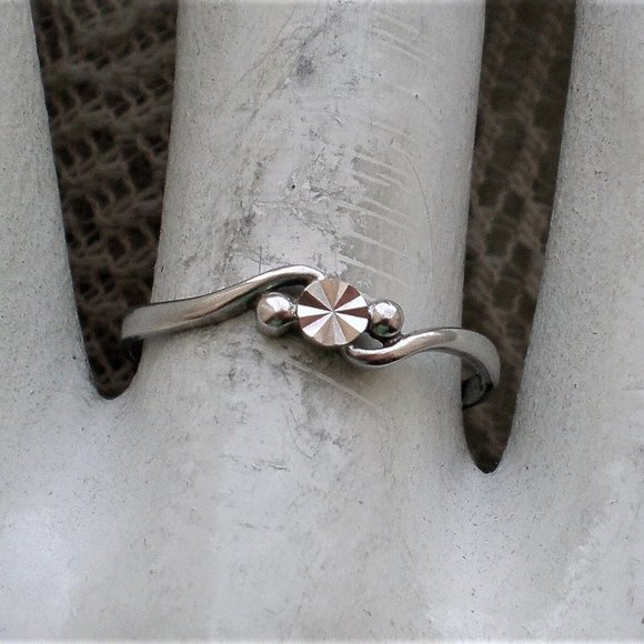 Beautiful Vintage Solid 18K 750 White Gold Diamond Cut Ring...